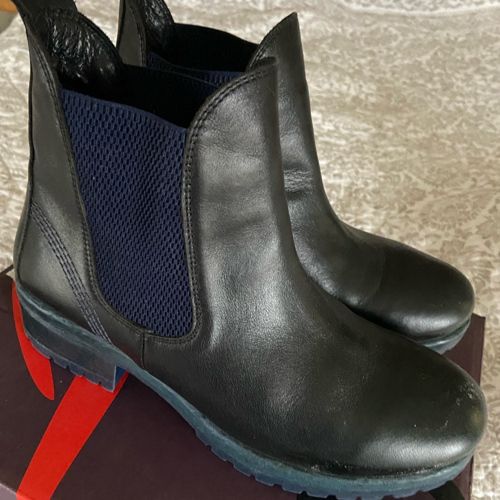 Bueno Women’s Black Leather Chukka Boots with Navy Elastic Panels